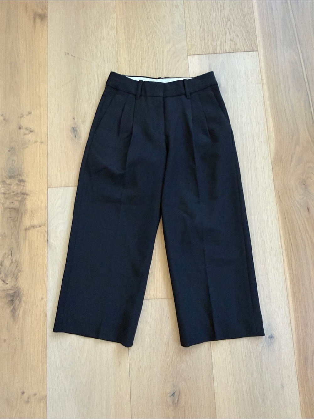 Aritzia Low Rise Cropped Effortless Pants